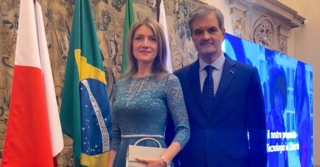 Lorenza Carra con l'Ambaciatore S.E. Renato Mosca